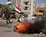타이어 불태우는 수단 반 군부 시위대