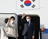 환소 인사들에게 손 인사하는 문 대통령 내외