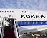 귀국 위해 공군1호기 오르는 문 대통령 내외