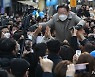 안성 시민들과 인사나누는 이재명 후보