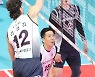 러셀 '내 스파이크를 받아라'
