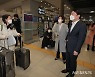 귀국하는 딸 마중하는 안철수 후보 부부