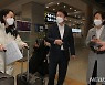 귀국하는 딸 마중하는 안철수 후보 부부
