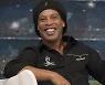 호나우지뉴, 그라운드 복귀할까..프로축구클럽 영입 제의