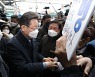 성남 시민들 만난 이재명 후보