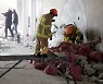 '아파트 붕괴 2주 째' 무너진 잔해물 제거 작업