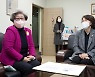 김익자 성우보육원장과 대화 하는 임혜숙 장관