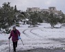 스키 스틱 들고 눈 길 걷는 그리스 여성