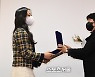 [포토]윤곡 김운용 여성체육대상 신인상 수상하는 신유빈