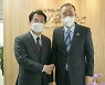 기념촬영하는 안철수 국민의당 대선 후보-반기문 전 UN사무총장