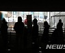 밤 늦게까지 긴 줄 선 선별검사소 '오후 6시까지 1만명 확진'