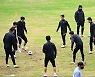 내리는 비 속에 훈련하는 벤투호 선수들