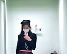 설현, 거울 셀카 속 돋보이는 각선미 [M+★SNS]