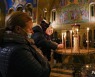 우크라이나 위한 기도회서 촛불 켜는 어린이