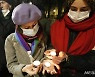 촛불 밝히며 낙태 금지법 항의하는 폴란드 여성들