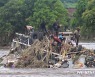 홍수 휩쓸린 차량 위 올라선 말라위 주민들