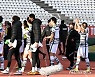 레바논 교민들에게 인사하는 대한민국 선수들