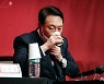 목 축이는 윤석열 대선 후보