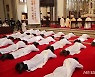 부복하는 사제 수품 후보자들