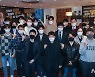 기념촬영하는 이준석 대표