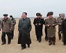 김정은 위원장, 온실농장 건설예정지 시찰