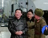 북, 전술유도탄·순항미사일 시험발사 동시공개..김정은 군수공장 현장지도