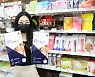 "미리 사놓을까"..코로나 대유행에 편의점 진단키트 '불티'