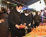 설 연휴 첫날, 전통시장 찾은 오세훈 서울시장