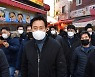 설 연휴 첫날, 전통시장 찾은 오세훈 서울시장