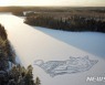 핀란드 눈 덮인 호수에 여우 그림..건축설계사의 반전
