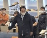 尹 대통령, 취임 첫 주말 백화점 구두 사고 시장 빈대떡 포장(종합2보)