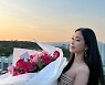 "꽃다발로 몸이 가려지네"..손나은, 오프숄더 개미허리 '인증'