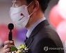 카네이션 마스크 쓴 선생님