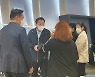취임 첫 주말 광장시장 이어 백화점 찾은  윤석열 대통령