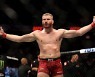 '전 UFC 챔피언' 블라코비치, 라키치 부상에 TKO승..차기 도전자 예약