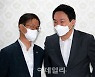 [포토]이야기 나누는 이정식 고용부 장관-원희룡 국토부 장관