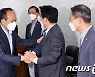 원희룡 국토부 장관과 인사 나누는 추경호 부총리