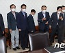 자리로 이동하는 장관들