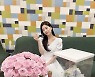 수지, 조명 없이도 이렇게 예쁠 수 있나? 꽃 옆에 꽃, 그리고 수지