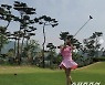 한혜진, 바람 덕(?)에 기럭지 노출샷을? 필드에서 보니 다리 길이가 더 끝이 안나네