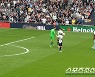[EPL현장]'손흥민 PK 직접 케인에게 양보' 토트넘, 번리에 전반 1-0 리드 중