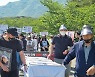 文 평산사저 첫 주말.. 폭 5m 도로에 시위대·방문객 뒤엉켰다