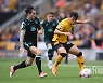 [epl.review] '황희찬 73분' 울버햄튼, 노리치와 1-1 무..6경기 무승