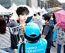 "매진이에요?" 마스크 벗자 동났다..콘서트 판매 1위 가수는