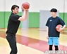 [JB포토] '조선슈터 조성민 코치의 슈팅 훈련'