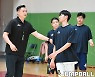 [JB포토] 직접 훈련 내용을 설명하는 KBL 김동우 코치