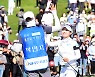 [MD포토] 박민지 '캐디와 우승의 기쁨'