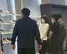 尹대통령 구두 브랜드 '바이네르' 관심 폭발..홈페이지 마비
