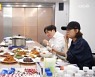 장윤정 "한때 영양실조 걸려" 콘서트장서 한식뷔페 수준 먹방(당나귀 귀)