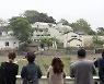 14년 전 盧 봉하처럼 '시끌'..文 "마을 주민 미안합니다"